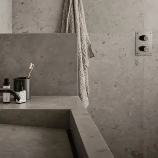  Bricmate J66 Norrvange Light Grey Honed 3D - Badhuset.se