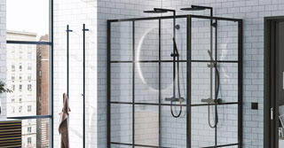 Svart duschkabin i metall, köpt hos Badhuset.se