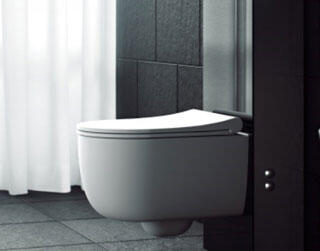 Vägghängd toalettstol i badrum, köpt hos Badhuset.se